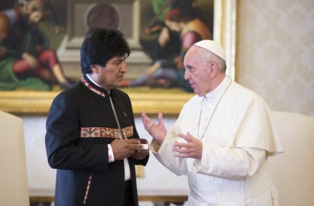 Боливийският президент посъветва папата да пие сок от кока