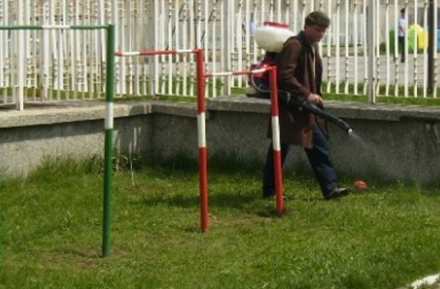 В Хасково вече обработват тревните площи против кърлежи