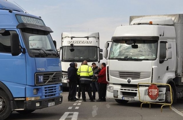 Българските превозвачи блокират границата с Гърция за 10 дни
