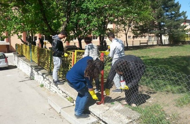 Ученици почистиха и освежиха дворовете на СОУ Д. Талев и СОУ Л. Каравелов