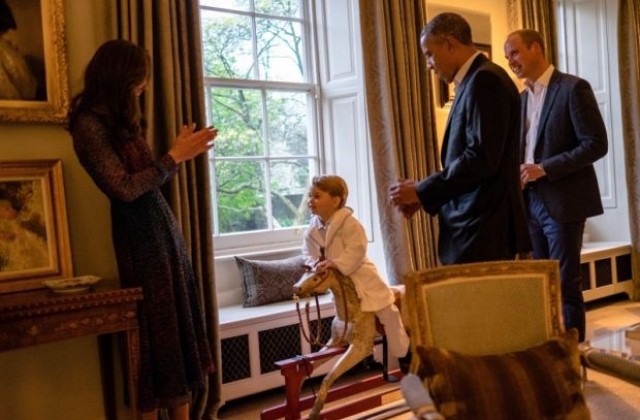 Малкият принц Джордж посрещна семейство Обама по пижама (СНИМКИ)