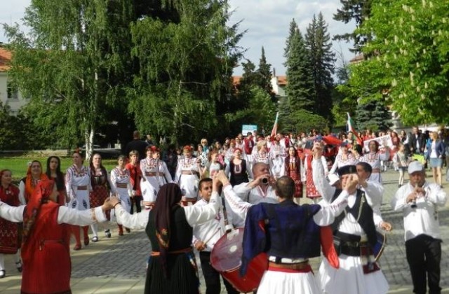 Гоце Делчев събра любители на българските народни танци