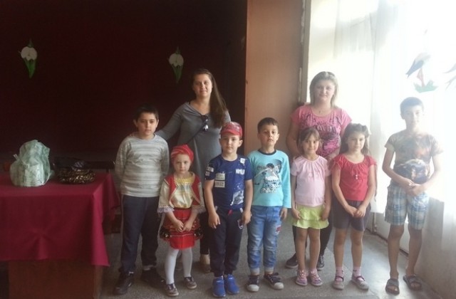 Младежи зарадваха за Цветница децата от община Гулянци