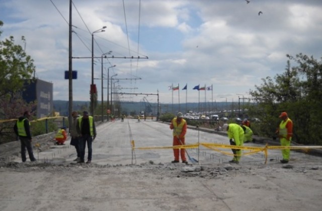 Денонощно работят на Аспарухов мост, за да приключат до 30 юни (СНИМКИ)