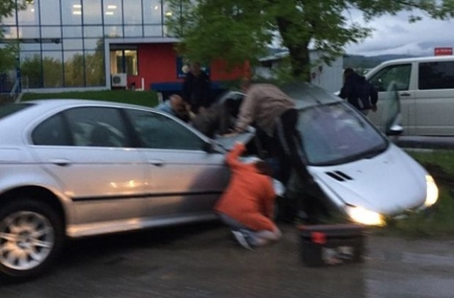 Кола се заби в канавка след катастрофа в София (СНИМКИ)