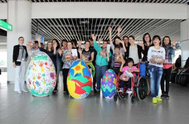 Три големи великденски яйца, изрисувани от деца в неравностойно положение ще посрещат пътниците на Летище София