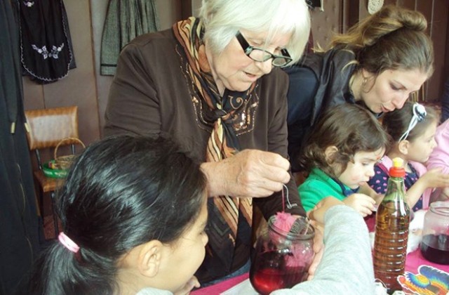 Читалище събра баби и внуци да боядисват заедно яйца