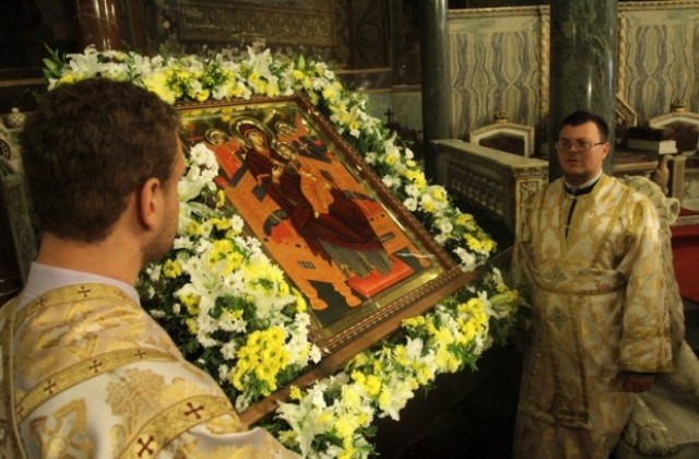 Стотици се помолиха пред чудотворната икона Св. Богородица-Всецарица (СНИМКИ)