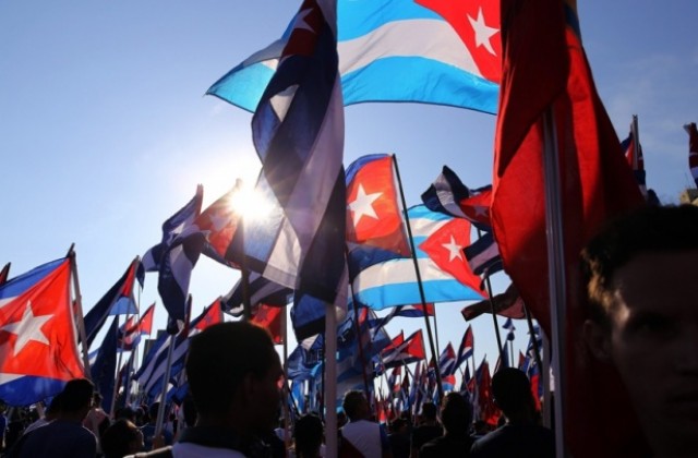 Стотици хиляди кубинци участваха в първомайска демонстрация в Хавана