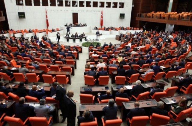 Бой в турския парламент заради промените в конституцията (ВИДЕО)