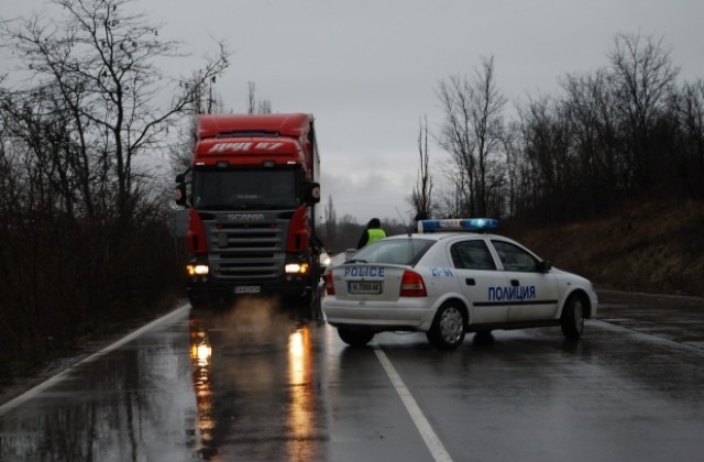 Аварирал камион затвори пътя Варна-Добрич