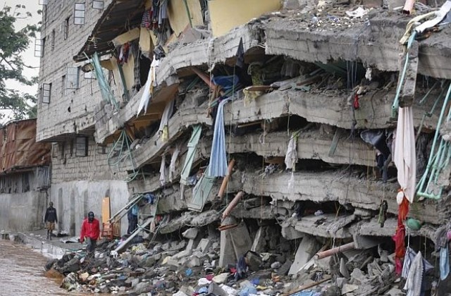 Бебе оцеля 72 часа под рухнала сграда в Кения
