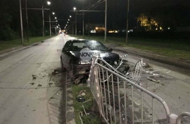 Кола се вряза в ограда на столичен булевард, шофьорът избяга (СНИМКИ)