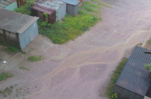 Запушени шахти и пропаднали тротоари след поройния дъжд в Сливен