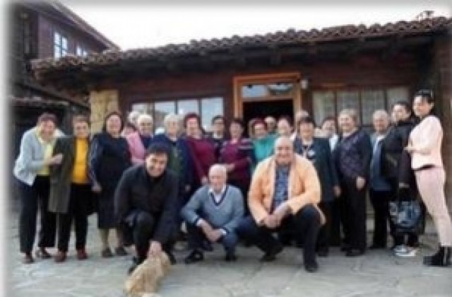 Веселин Маринов зарадва пенсионери в Котел