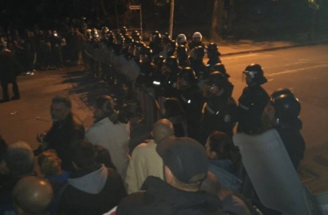 Хиляди на протест в Раднево, жандармерия с водни оръдия пред ромската махала
