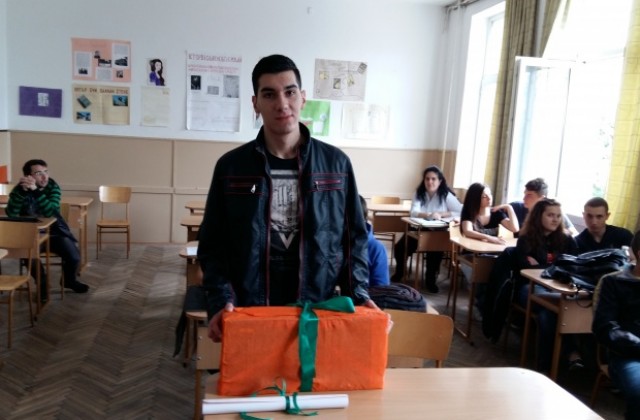 Ученик от Пловдив с дрон, защото е „в час с данъците“