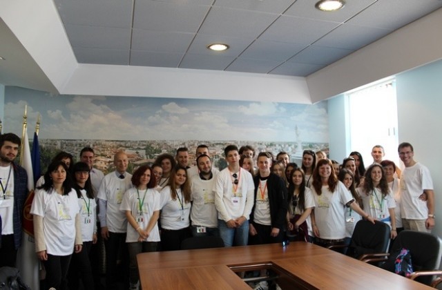 Кметът на Хасково и заместниците му посрещнаха деца от 4 държави