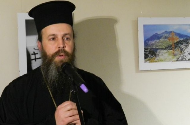 Неврокопският митрополит Серафим откри благотворителна изложба в Гоце Делчев