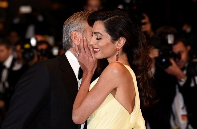 Чаровната Амал Клуни покори сърцата в Кан (СНИМКИ)