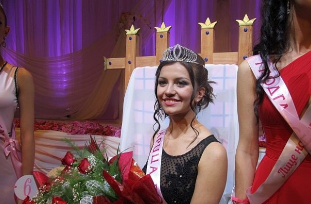 Абитуриентка спечели титлата Царица Роза (СНИМКИ)