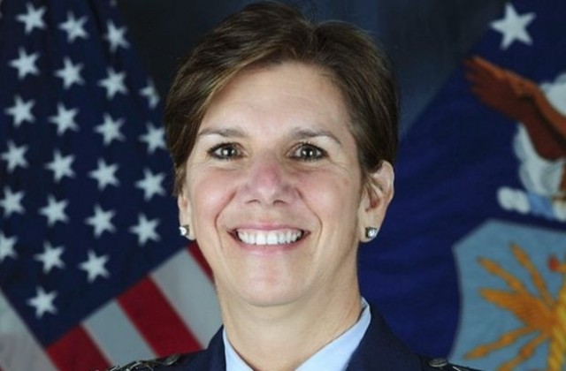 Генерал Лори Робинсън е първата жена начело на бойно командване (ВИДЕО)