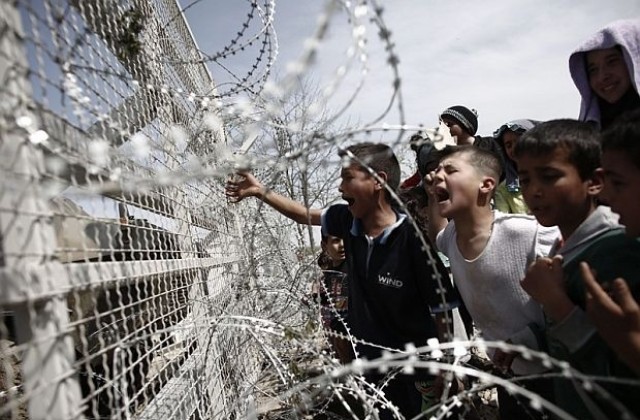 Македония върна обратно на Гърция десетки нелегални мигранти