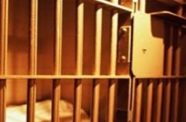 Румънците, задържани за пренасяне на златни накити остават в ареста