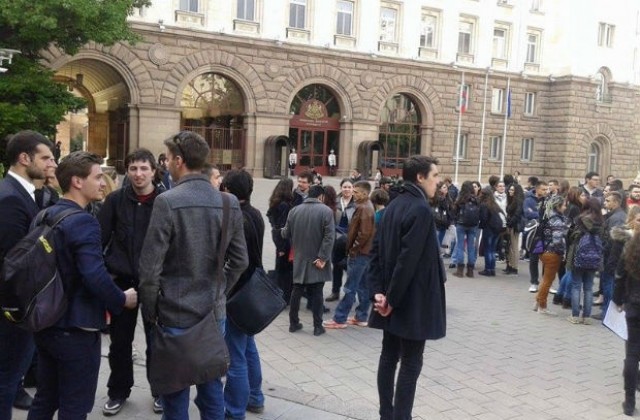 Неприоритетни студенти излязоха на протест пред МОН