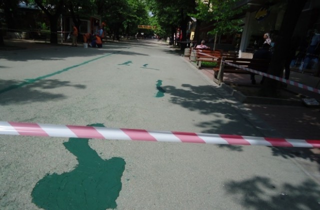 Ремонтират дупките по цветния асфалт в центъра на Шумен, ще остане на кръпки
