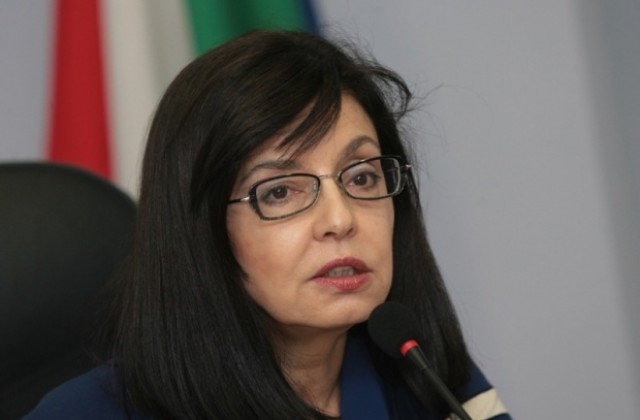 Просветният министър се справи с матурата по български език за 30 минути