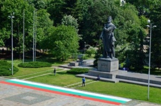 Шествие с 30-метров трибагреник организират във Враца