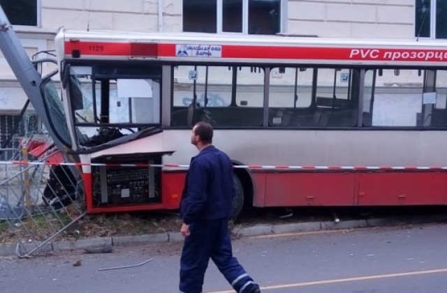 Автобус се блъсна в стълб във Варна, пострадаха хора