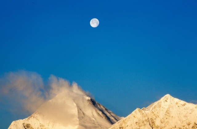 Алпинист загина при слизането си от Еверест