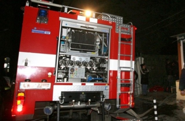 Пожарникари гасиха запалена къща в Дряново