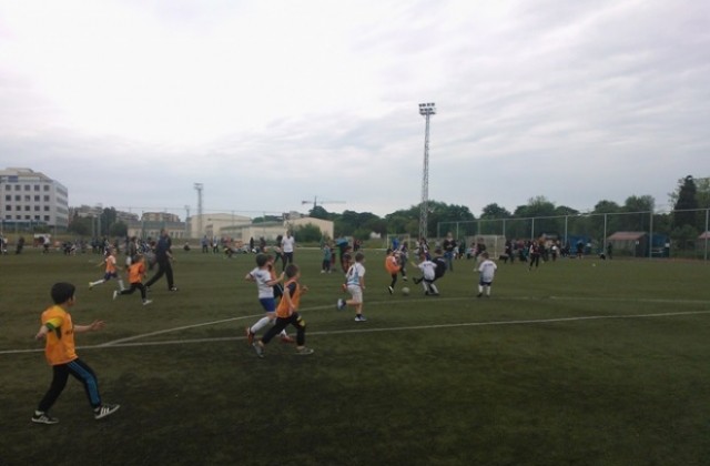 Много деца, много емоции и футбол в турнира на ДФК Делфините