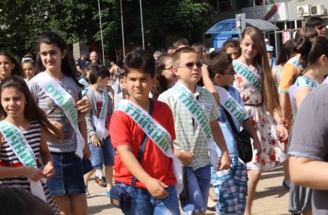 В Димитровград: парад на отличниците и награди за дейци на културата и учители