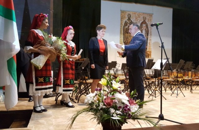 Кметът на Сливен връчи наградата „Аргира Жечкова на Веселина Симеонова