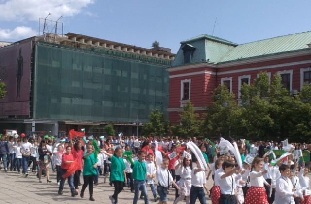 Децата на Кюстендил и техните учители в шествие за 24 май в Кюстендил
