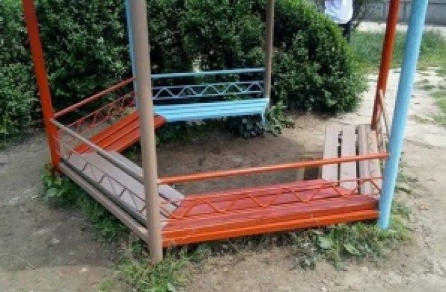 МГЕРБ Сливен освежиха детска площадка с три беседки в село Самуилово