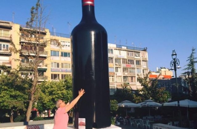 Фестивал на виното в Драма черпи гостите си от 1000-литрова бутилка