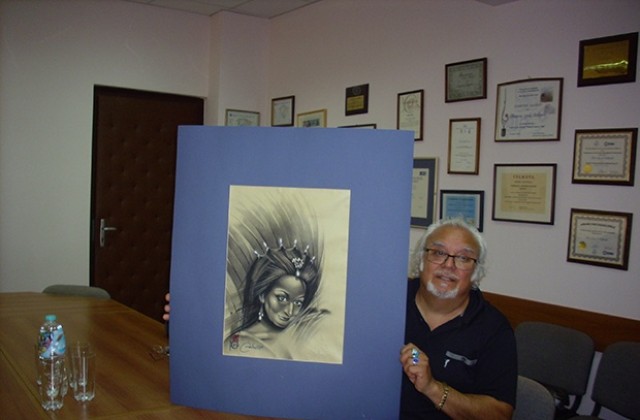 Художникът Каравальо дари портрет на оперната прима Нели Божкова на родния Добрич