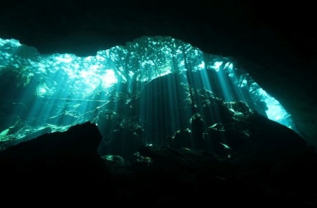 Издирват водолаз, изчезнал в подводна пещера