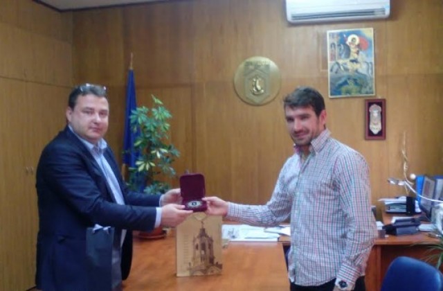 Кметът на Свищов  награди с почетен знак европейския медалист Делян Илиев