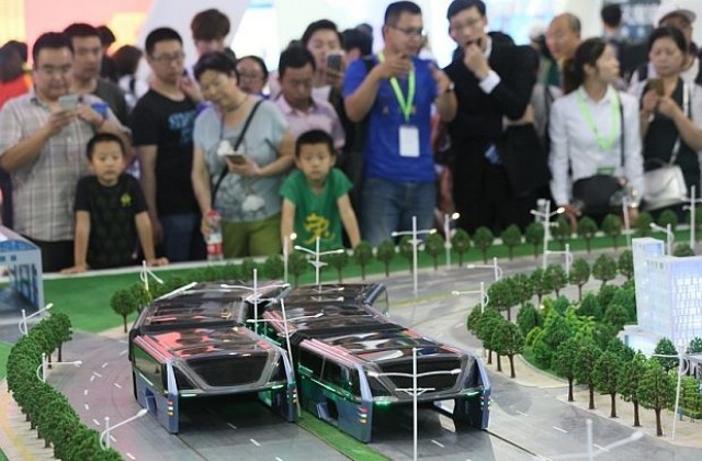 Китай пуска автобус на бъдещето, под който ще минават коли (СНИМКИ)