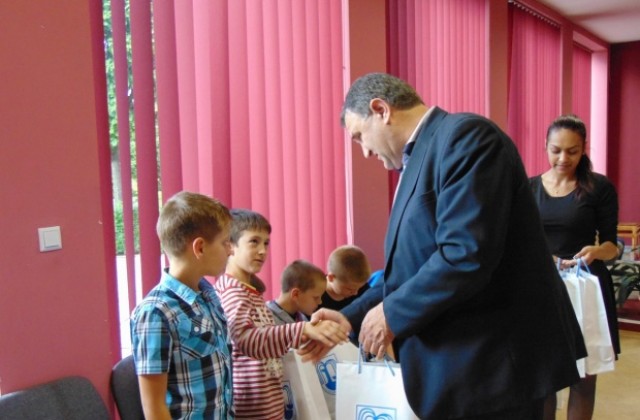 Ръководството на Община Сапарева баня награди младите спортни надежди от общината