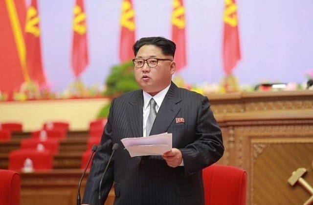 Ким Чен-ун изгледа от скамейките баскетболен мач между КНДР и Китай