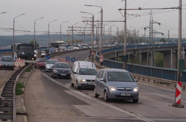 Жители на „Аспарухово” предлагат мерки срещу задръстванията на моста, плашат с протести