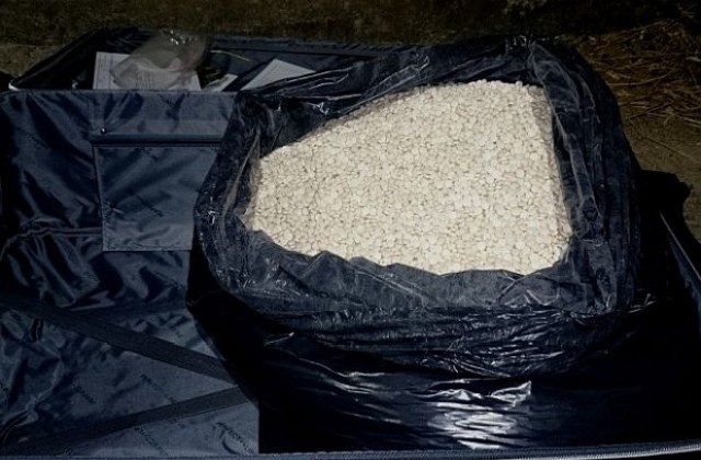 Полицаи осуетиха наркосделка, иззеха над 100 кила амфетамини (СНИМКИ)