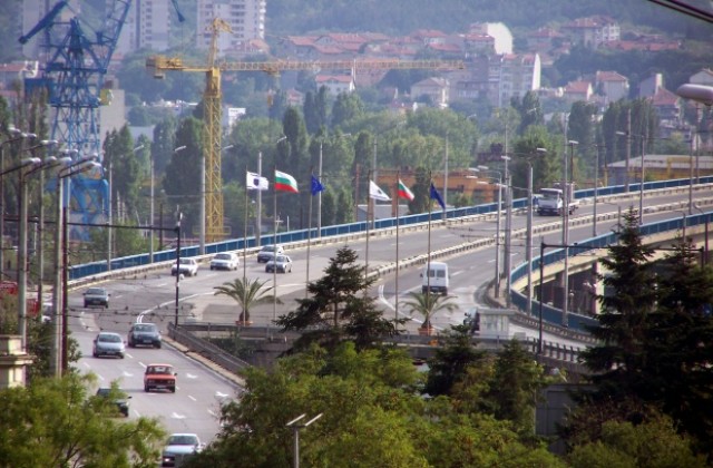 Трафикът на моста се отпушва в средата на юни